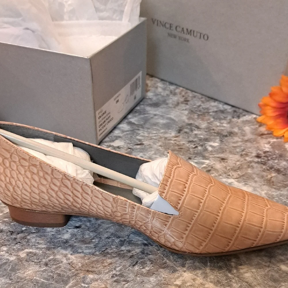 NWT Vince Camuto Women's Beige Croc-Patterned Flats And Box Included. - Picture 3 of 4